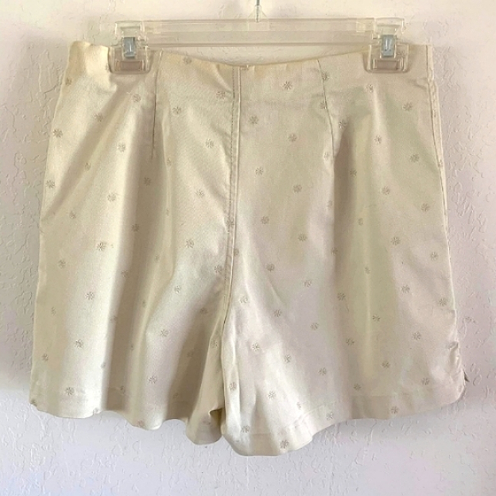 Dressbarn White Daisy High Waist Shorts 10